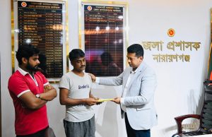 Narayanganj DC aids families after deadly Siddhirganj fire